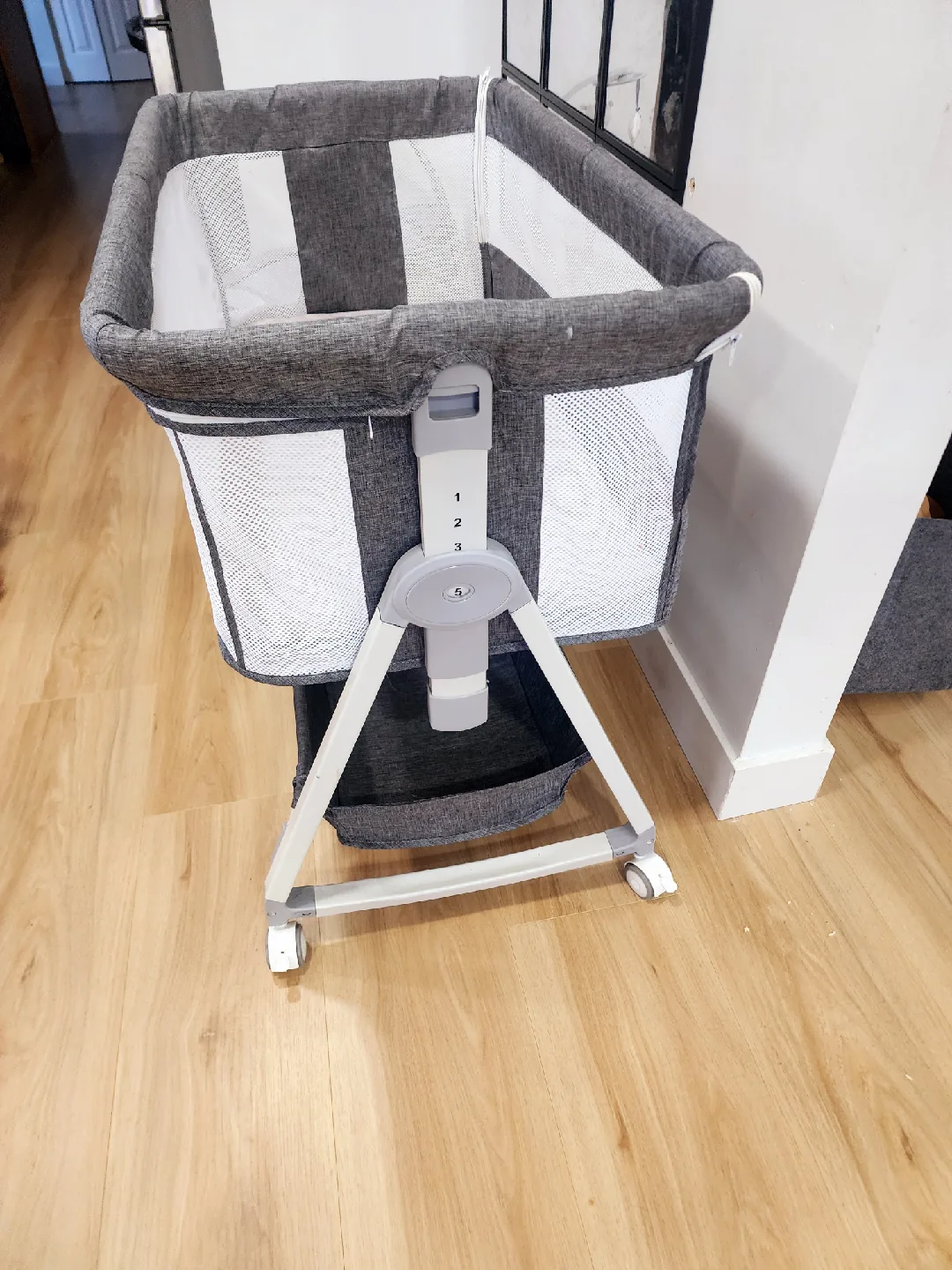 Grey Baby Bassinet image indicator(3)