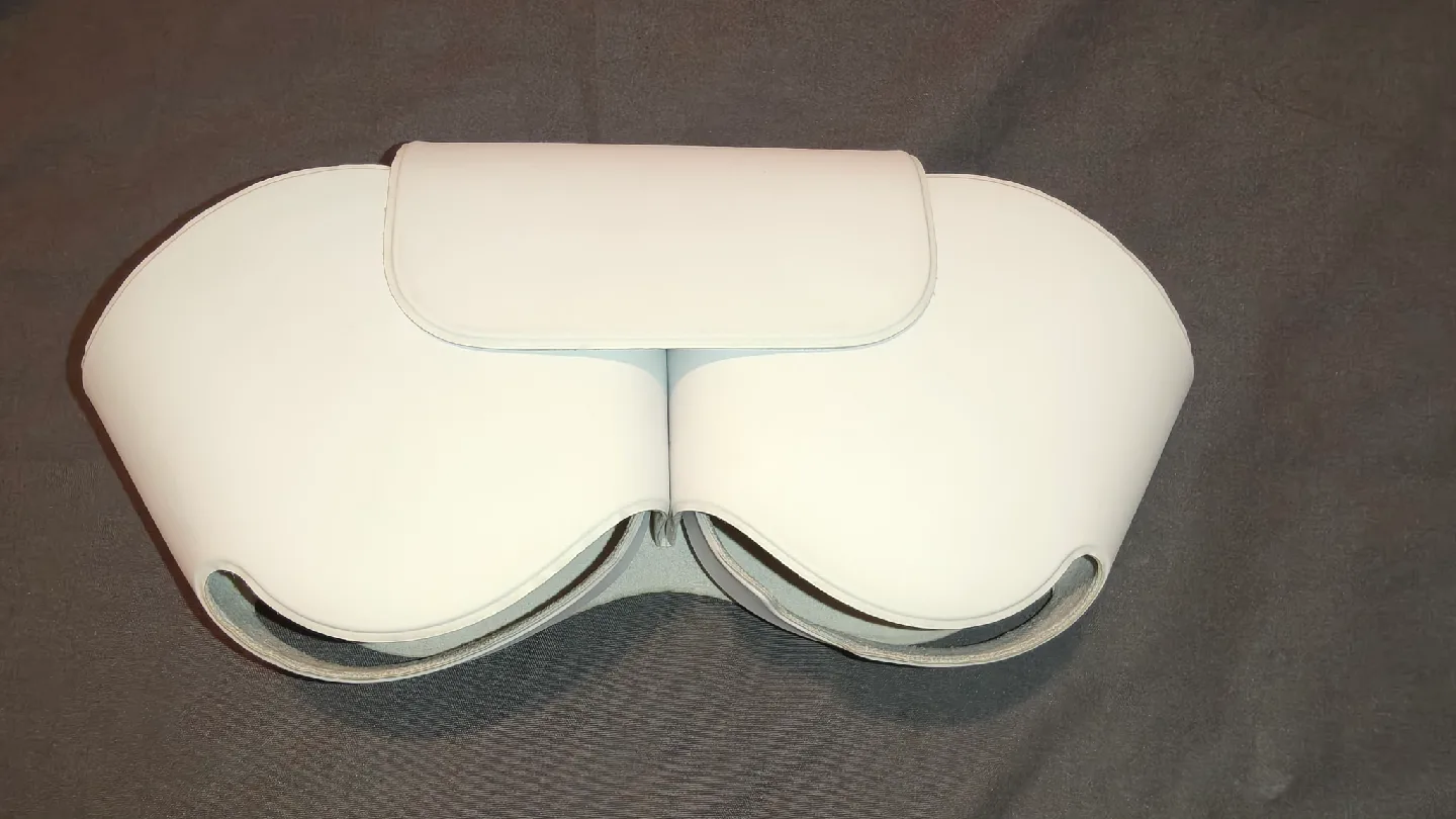 Apple AirPods Max Case - White image indicator(3)