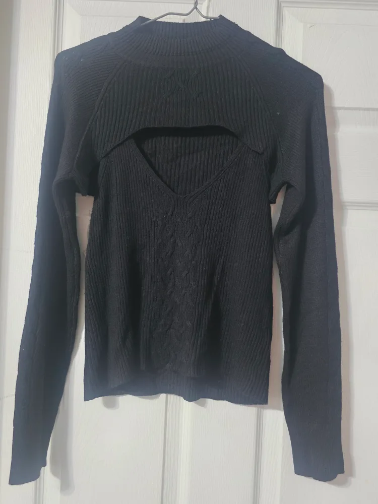 Revamped Black Tank Top & Cropped Sweater Set image indicator(5)