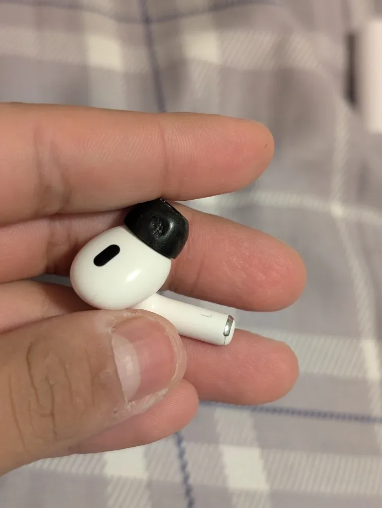 Apple AirPods Pro 2nd Gen with ESR Case image indicator(4)