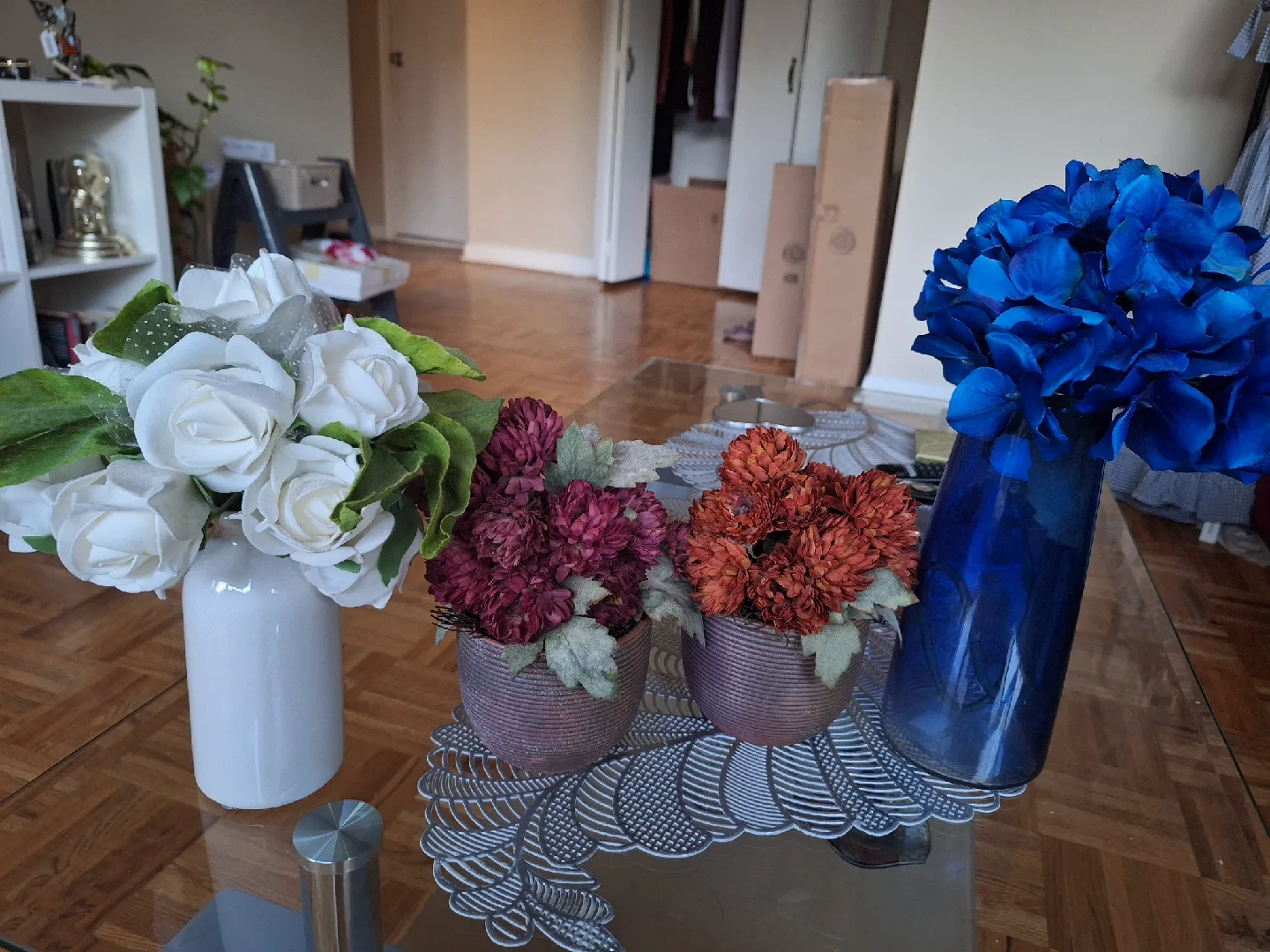 4 vases with Flowers - Home Decor thumbnail
