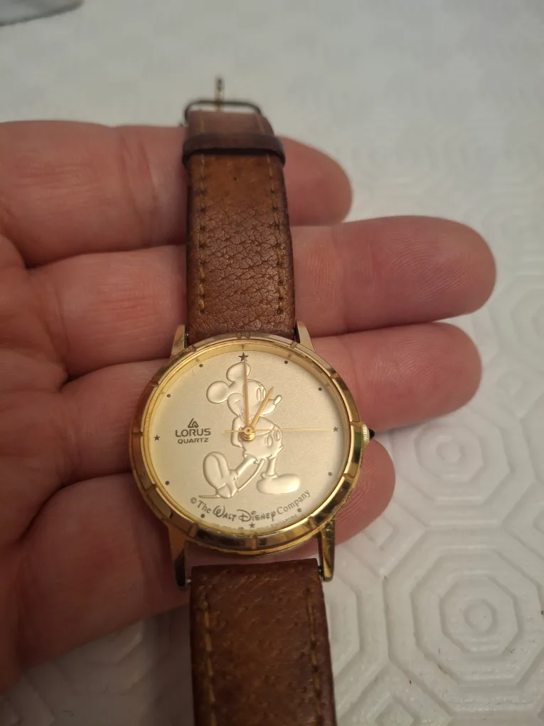 Lorus Disney Mickey Mouse Quartz Watch image indicator(4)