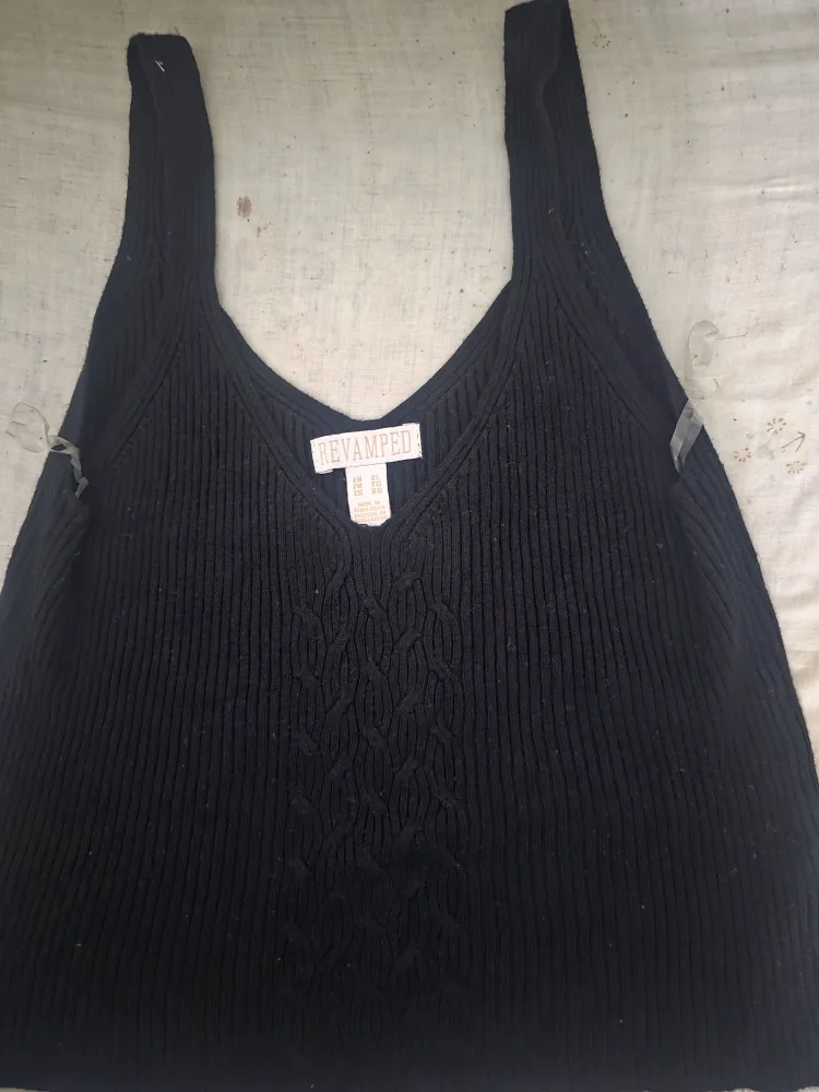Revamped Black Tank Top & Cropped Sweater Set image indicator(4)