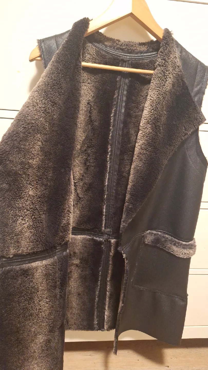 Faux Fur leather vest. M/L image indicator(3)