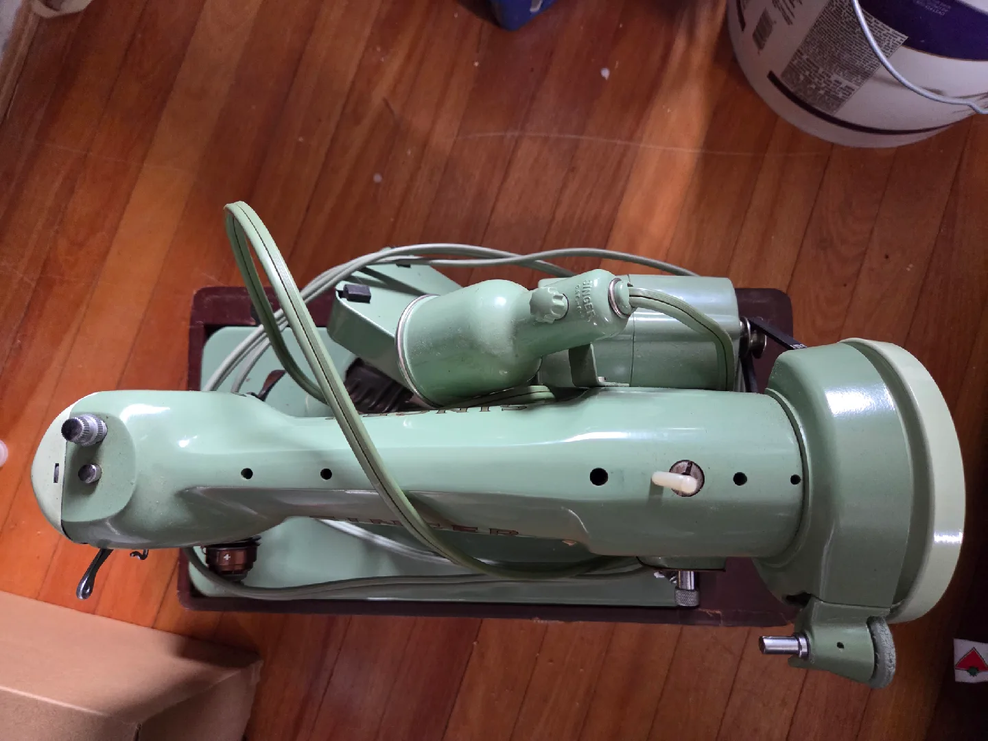 Vintage Singer Sewing Machine with Case image indicator(4)