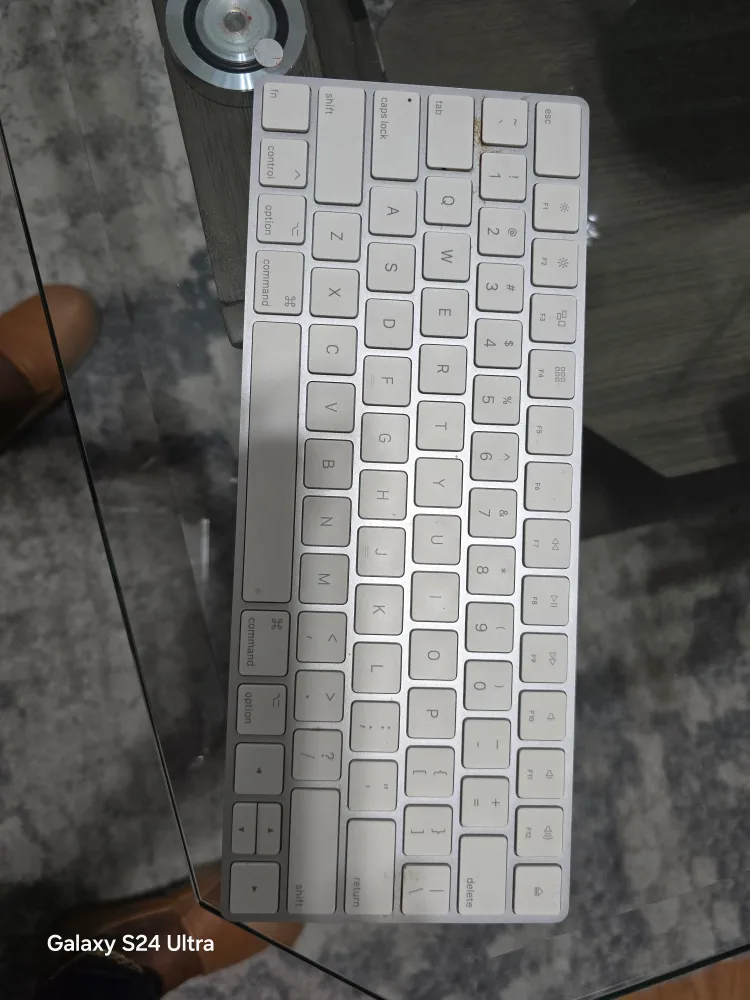Apple Magic Keyboard - White image indicator(2)