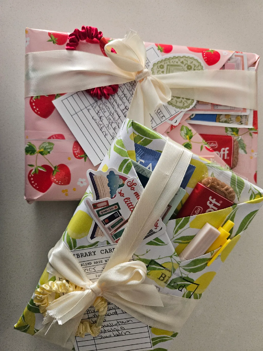 Hot Reads Sweet Treats Book Lover Gift image indicator(5)