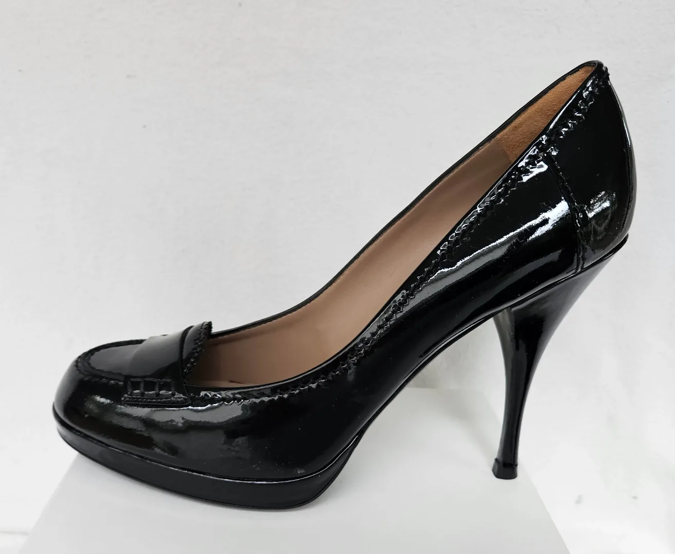 New Yves Saint Laurent Preppy 90 Pump Vitello Vernice Size 10 image indicator(3)