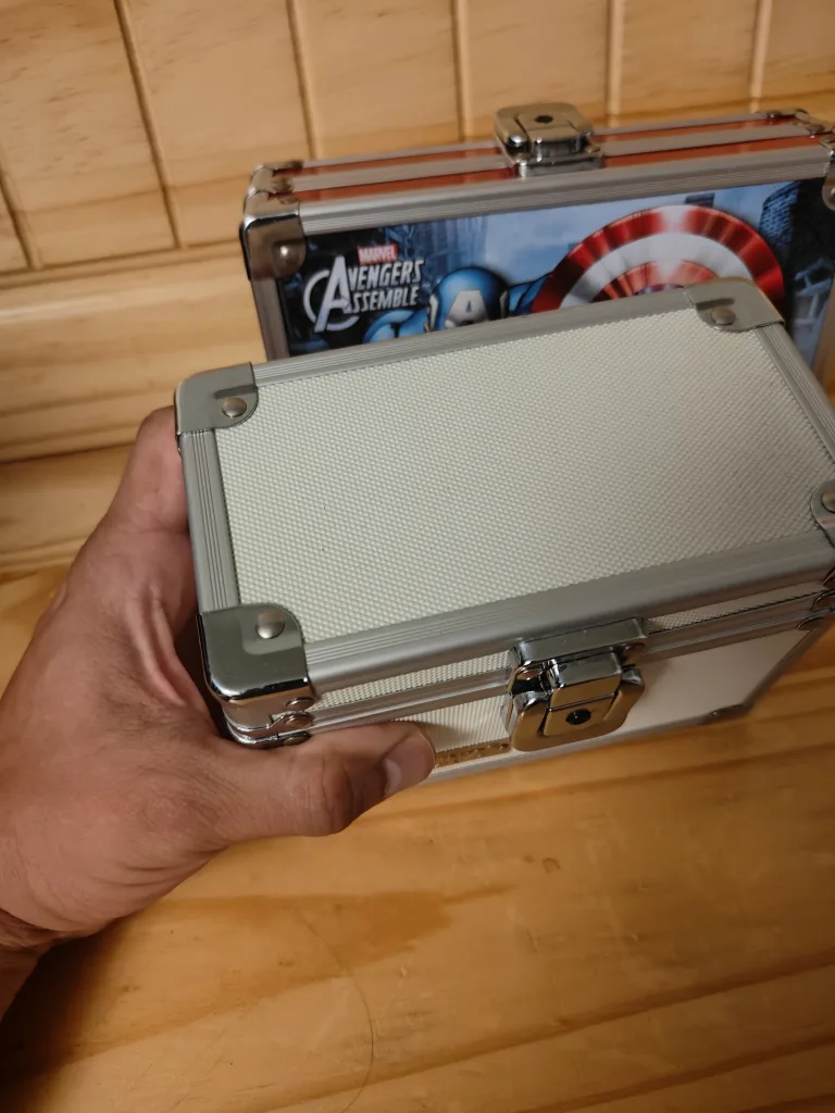 small Vaultz Avengers  Captain America lock box with (2) key image indicator(7)