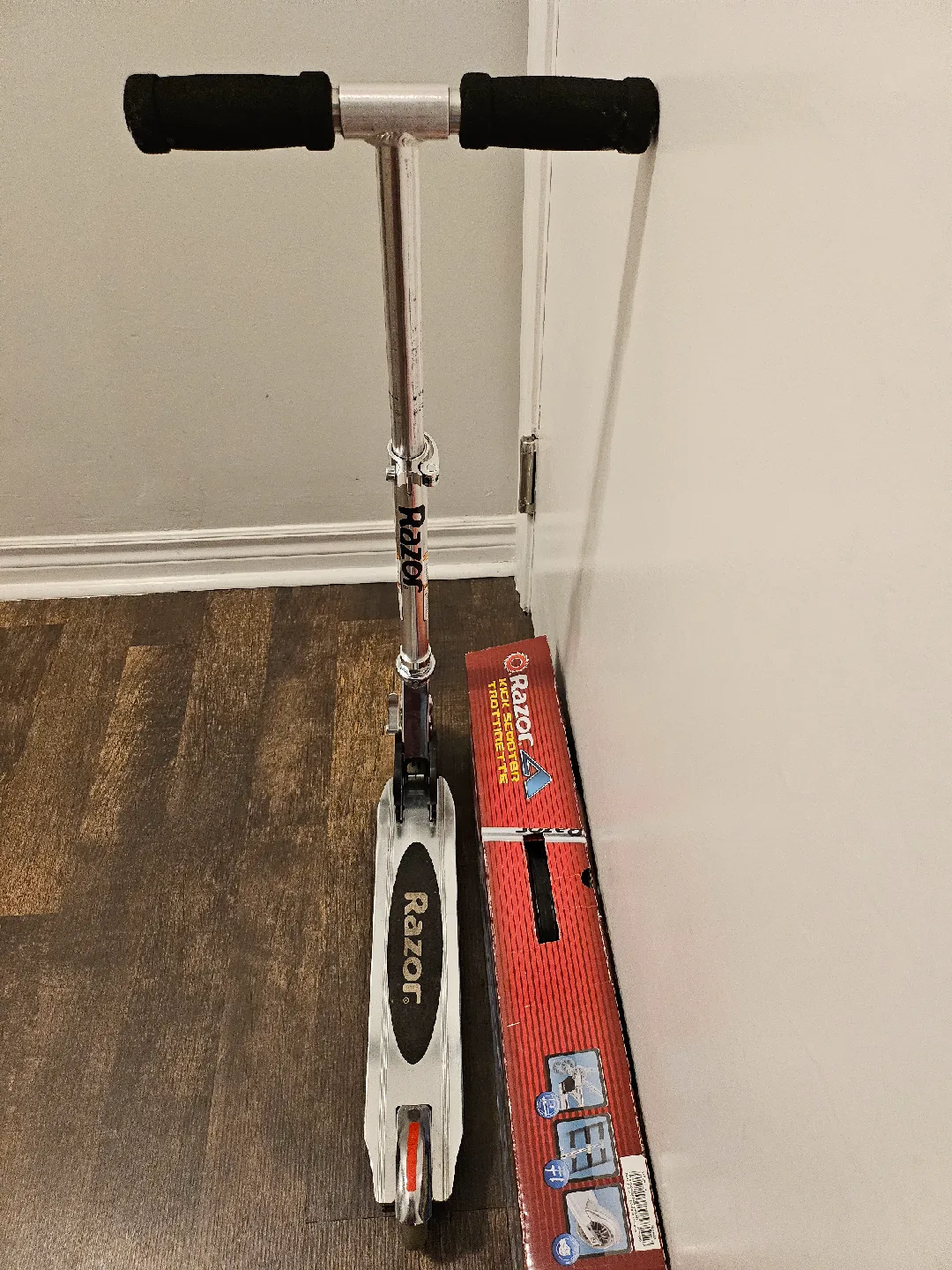 Razor Kick Scooter with Box image indicator(2)