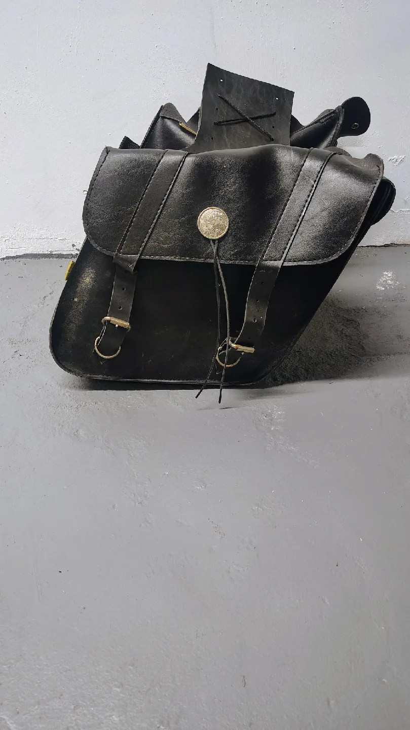 Black Leather Motorcycle Saddlebags image indicator(2)