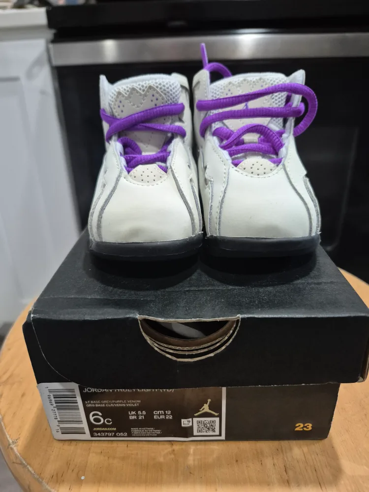 Air Jordan 7 Retro True Flight TD Lt base Grey/Purple Venom image indicator(4)