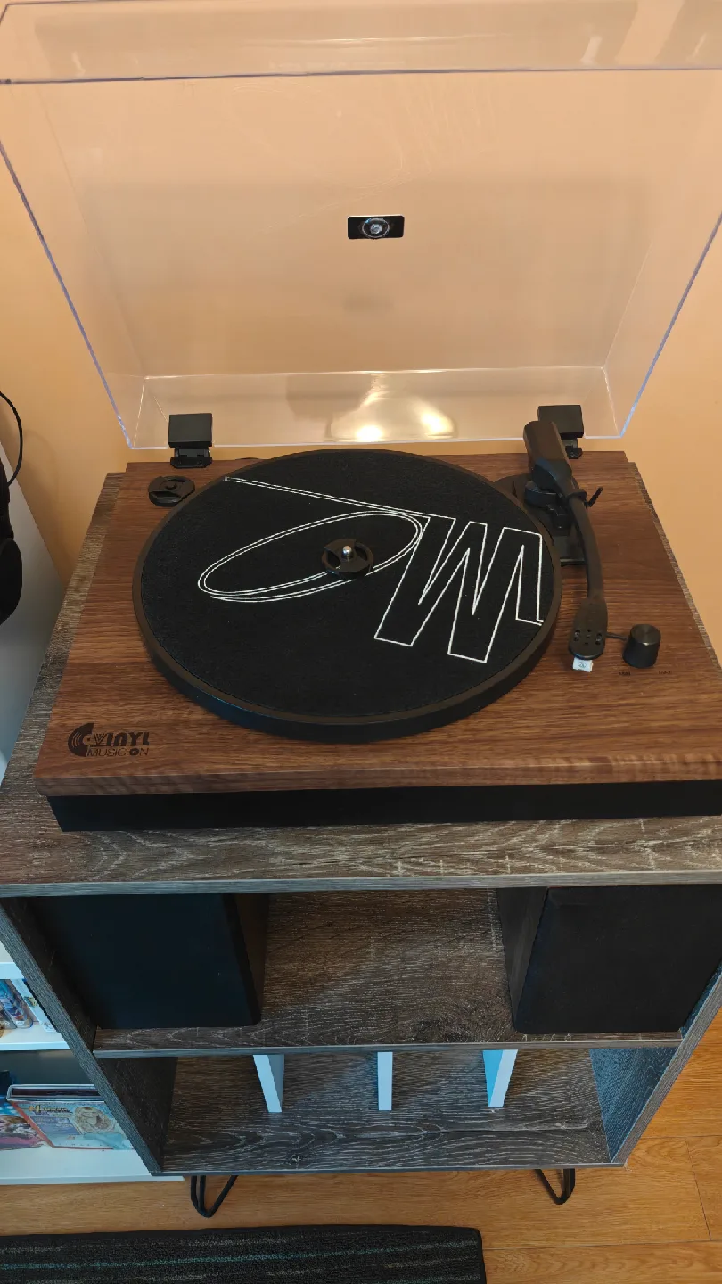 Vinyl Music On Vintage Turntable VMO-022