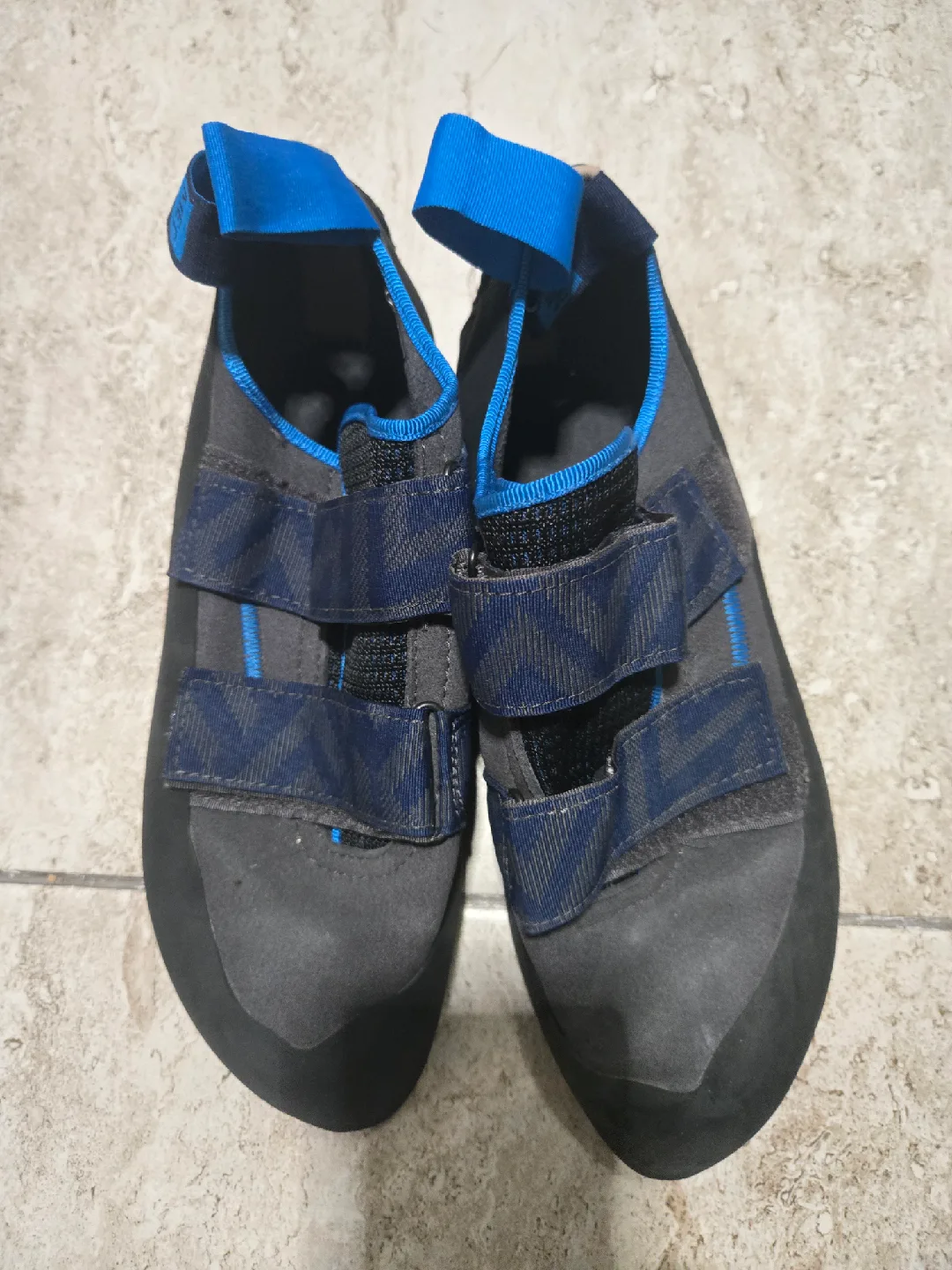 Climbing Shoes (Size 8.5, 10, 11)+ 2 harnesses size xs and xl image indicator(4)