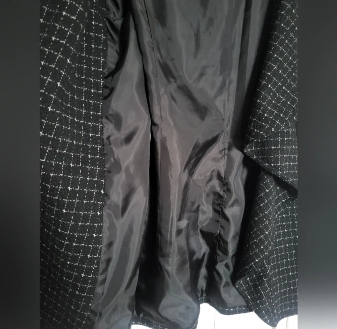 *WEEKLY DECLUTER* Calvin Klein Plaid Blazer - Size 8 image indicator(4)