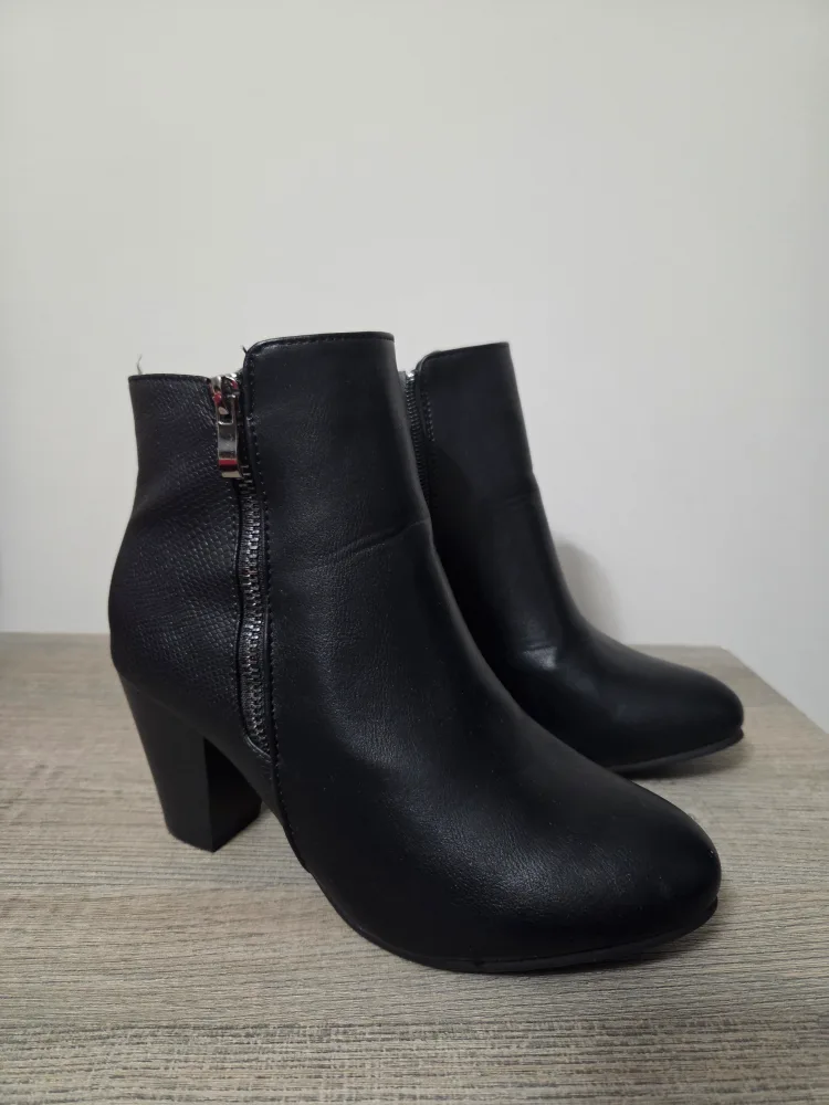 Black Ankle Boots image indicator(2)