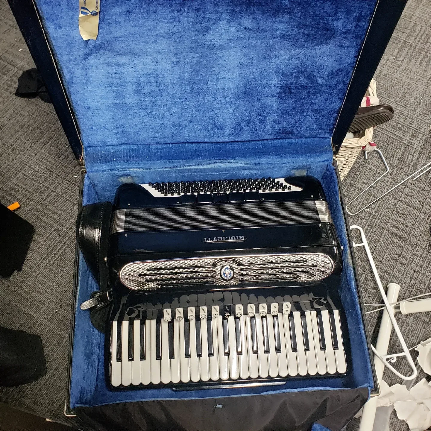 Giulietti Accordion w/ Case image indicator(2)