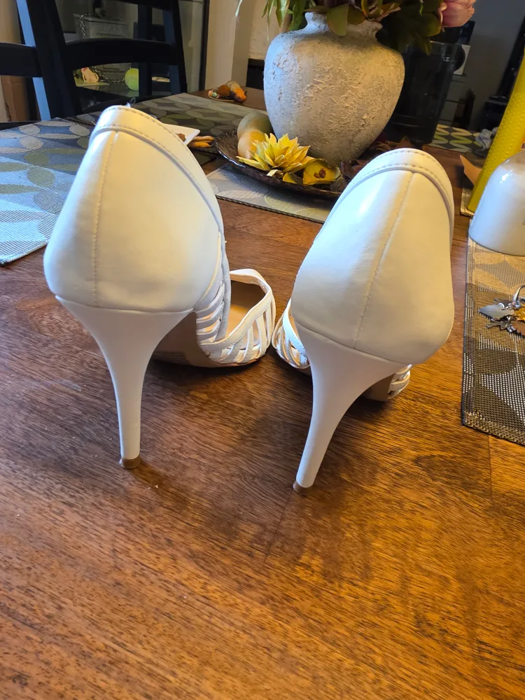 Jessica Simpson White Heels - Size 10 image indicator(4)