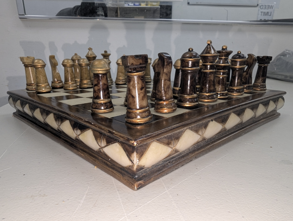 Stunning Faux-Bone Inlaid Chess Set. Decorative & Complete! - photo 4