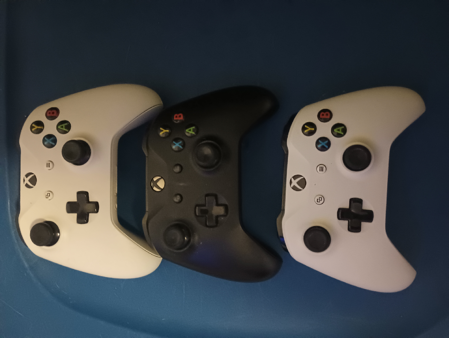Xbox One Console & 3 wireless controller + 2tb HDD - photo 4
