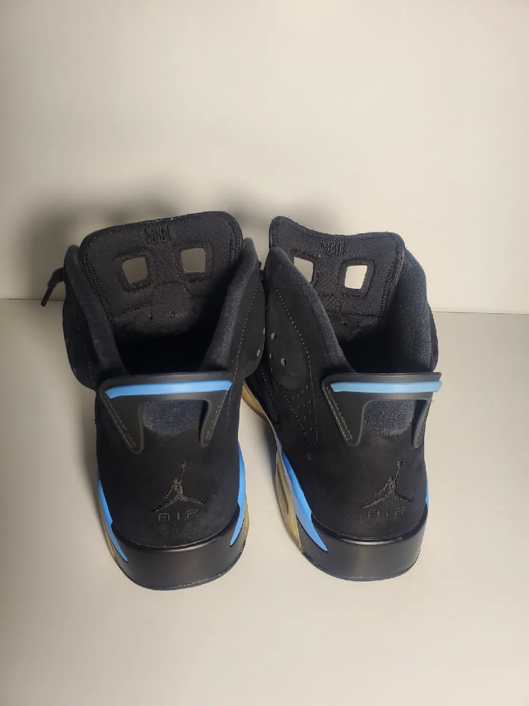 Men’s Jordan 6 Retro UNC 384664-006 Size 11.5 image indicator(4)