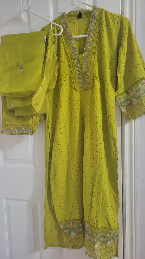 Green Embroidered Kurti Set image indicator(2)