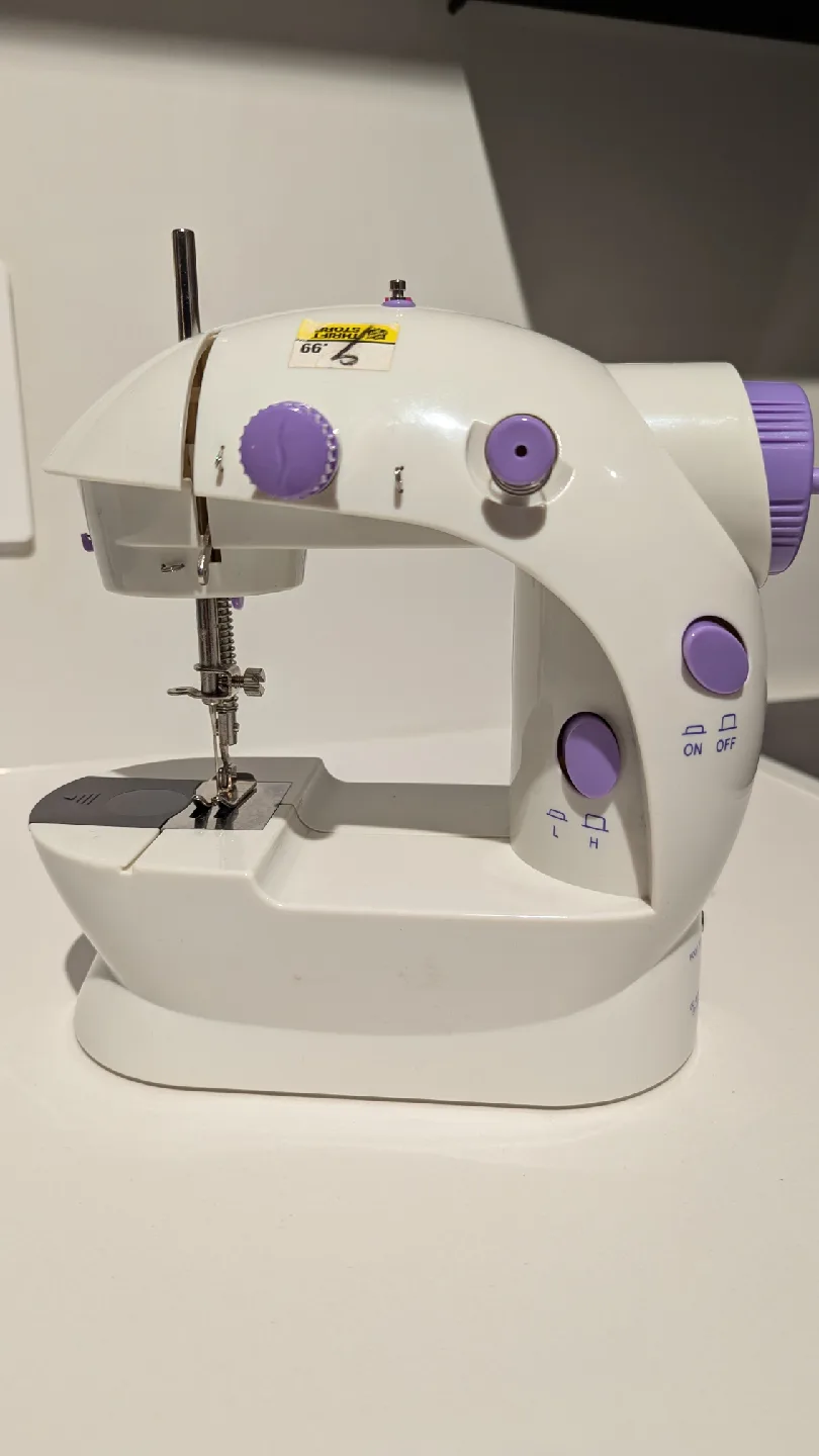 Broken Mini Sewing Machine (please read description)