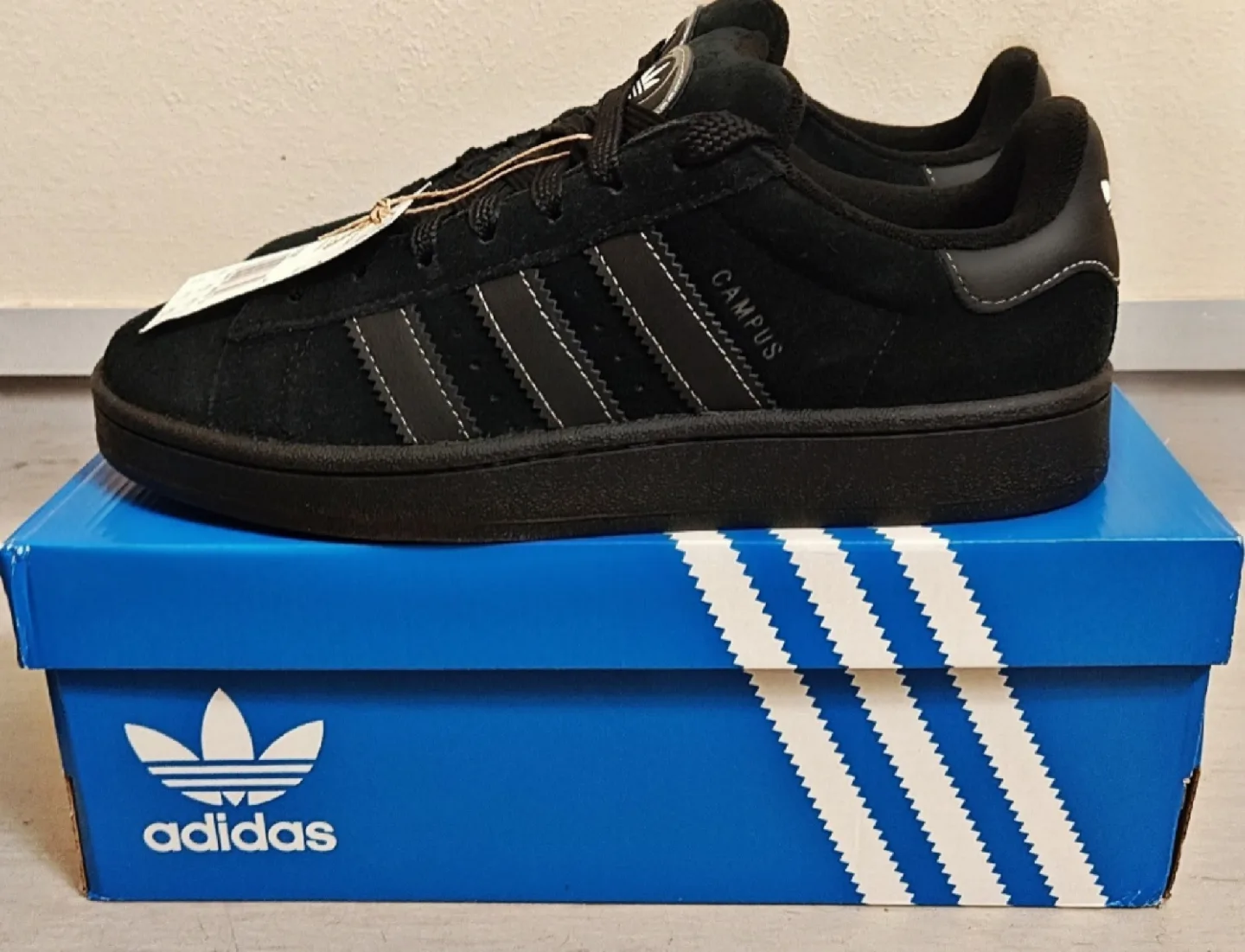 *NWT* 9 US—adidas OG Campus 00s image indicator(4)
