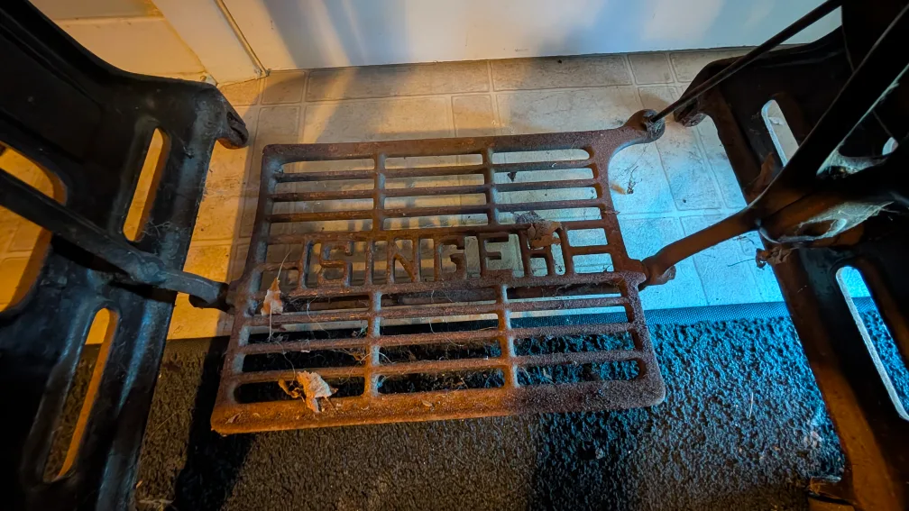 Antique Singer Sewing Machine Table image indicator(7)