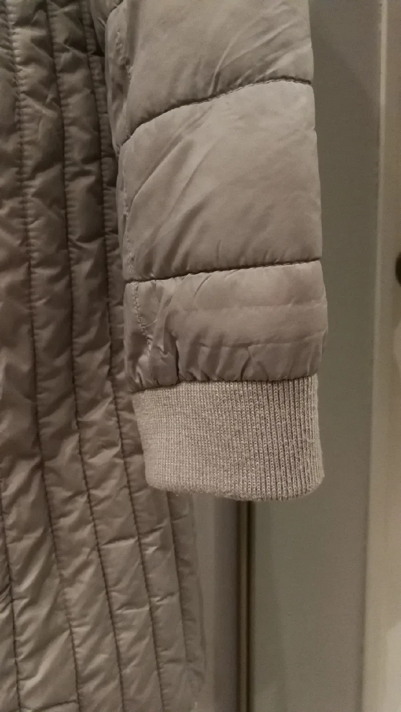 Hollister Light Puffer Jacket - Size S image indicator(6)