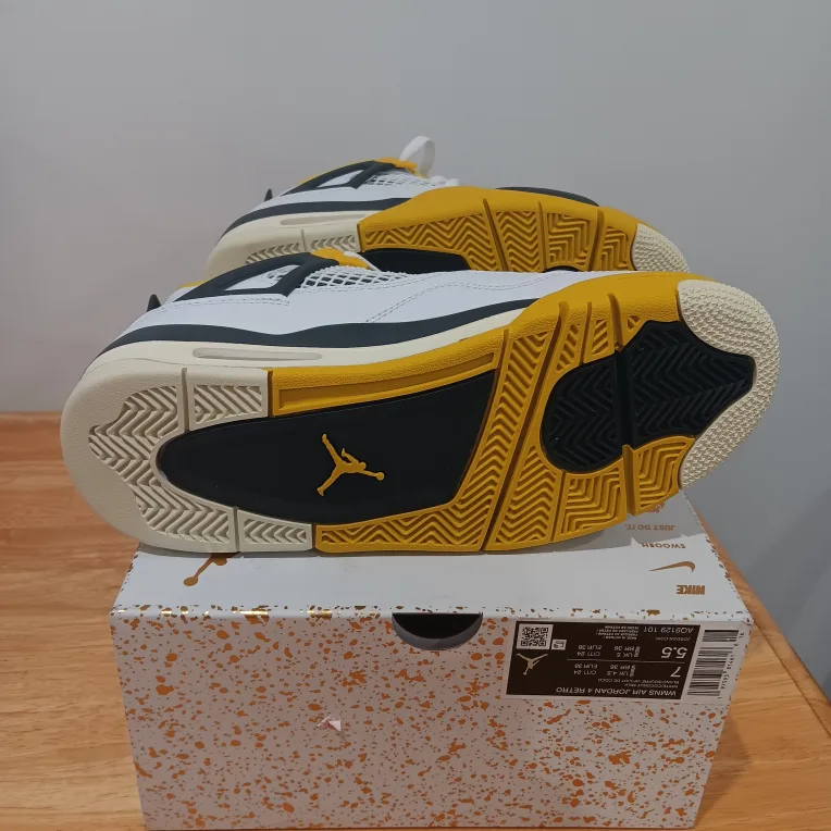 Nike Air Jordan 4 Retro White/Coconut Milk Size 5.5 image indicator(4)