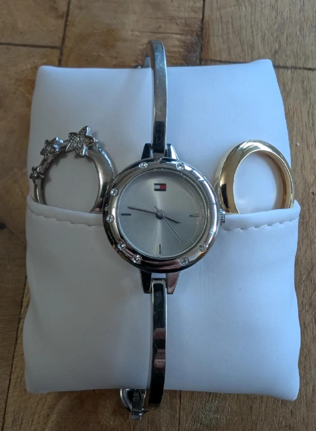 Tommy Hilfiger Watch image indicator(2)