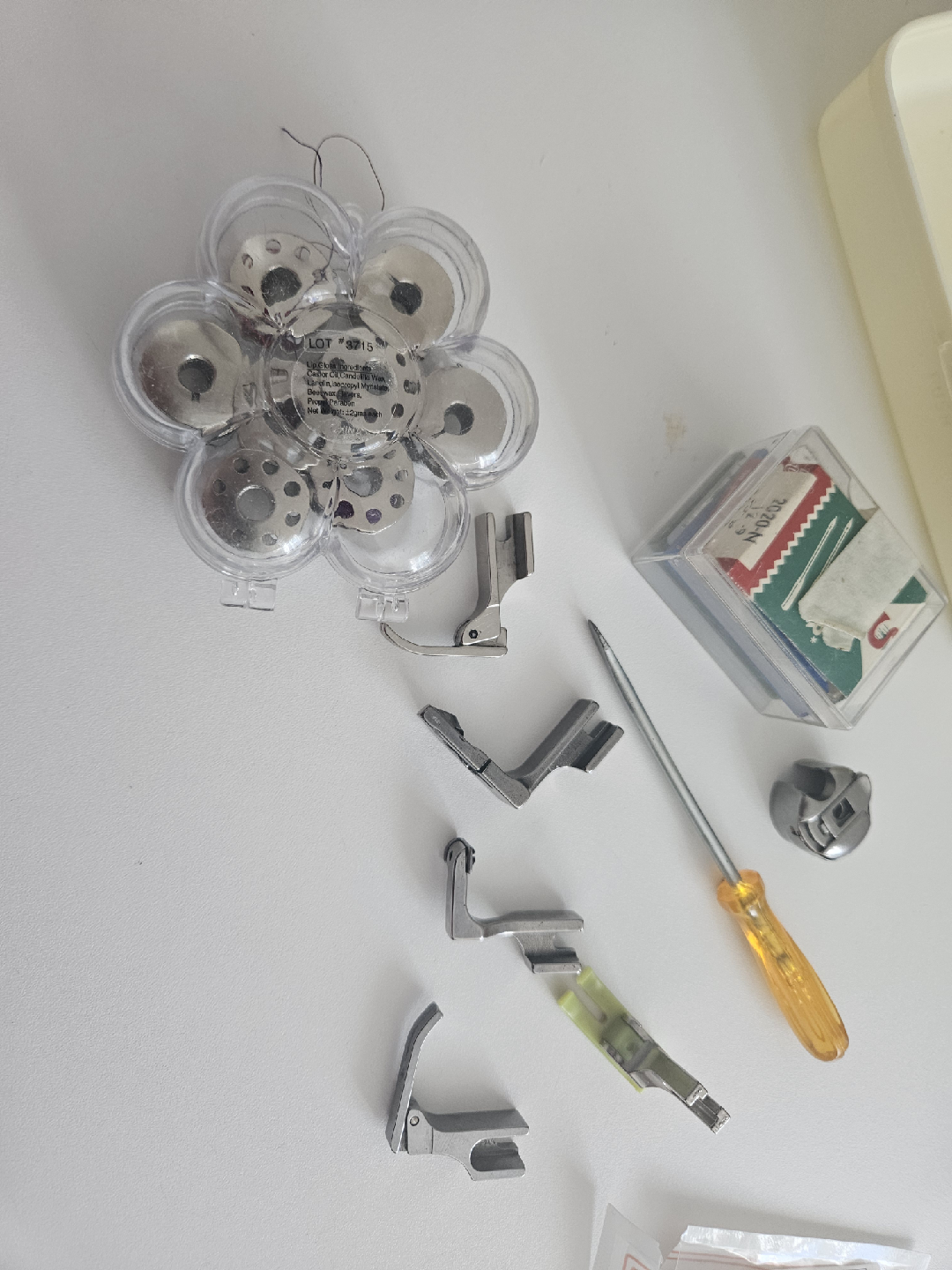 Mitsubishi DB-130G Industrial Sewing Machine + Accessories - photo 3