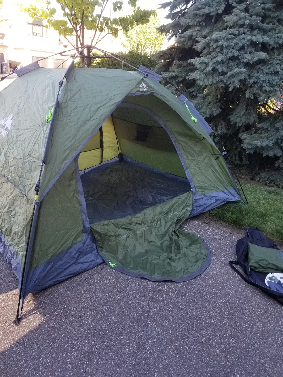 4 Person Instant Camping Tent 8.9 X7.7 X61' like new image indicator(5)