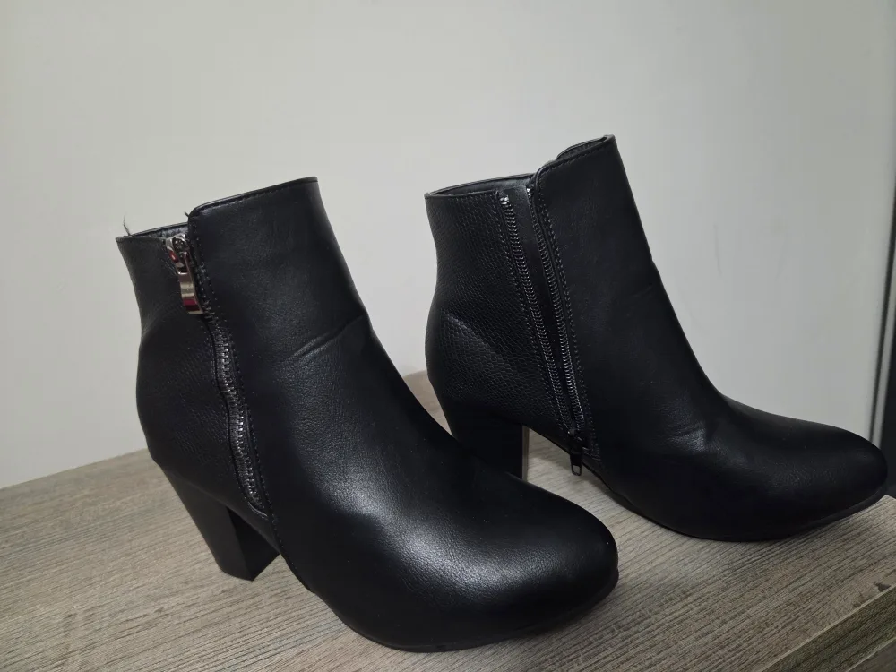 Black Ankle Boots image indicator(4)