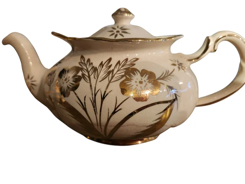 Vintage Cream & Gold Tea Set image indicator(3)