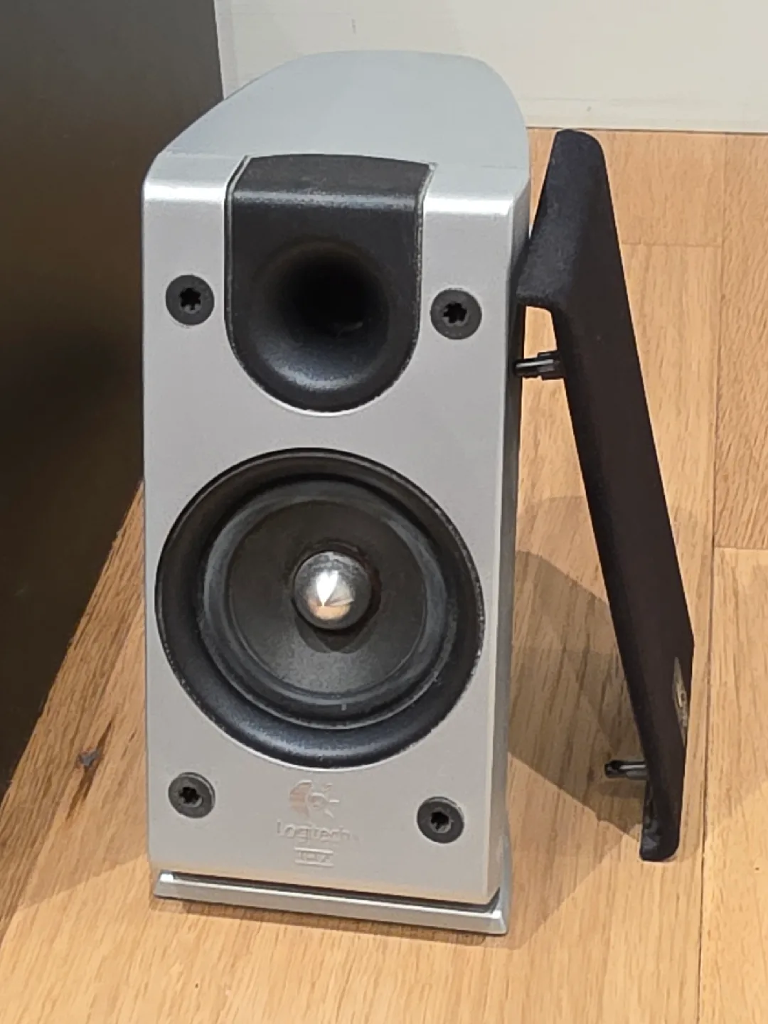 Logitech Z-2300 THX 2.1 Speaker System image indicator(2)