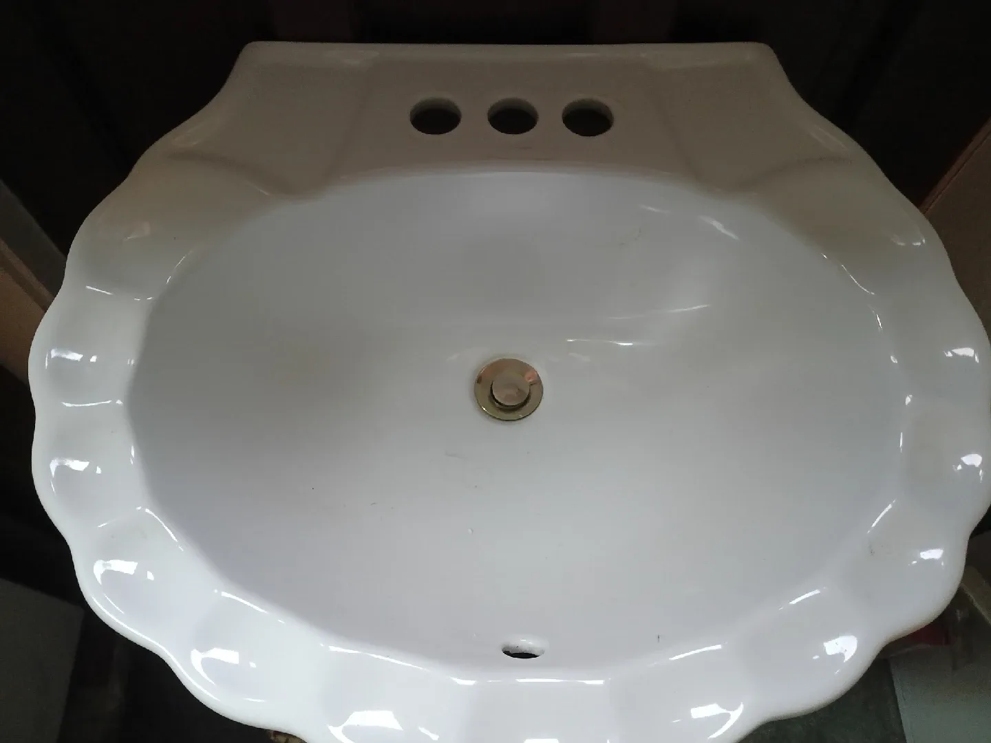 White Pedestal Sink image indicator(2)
