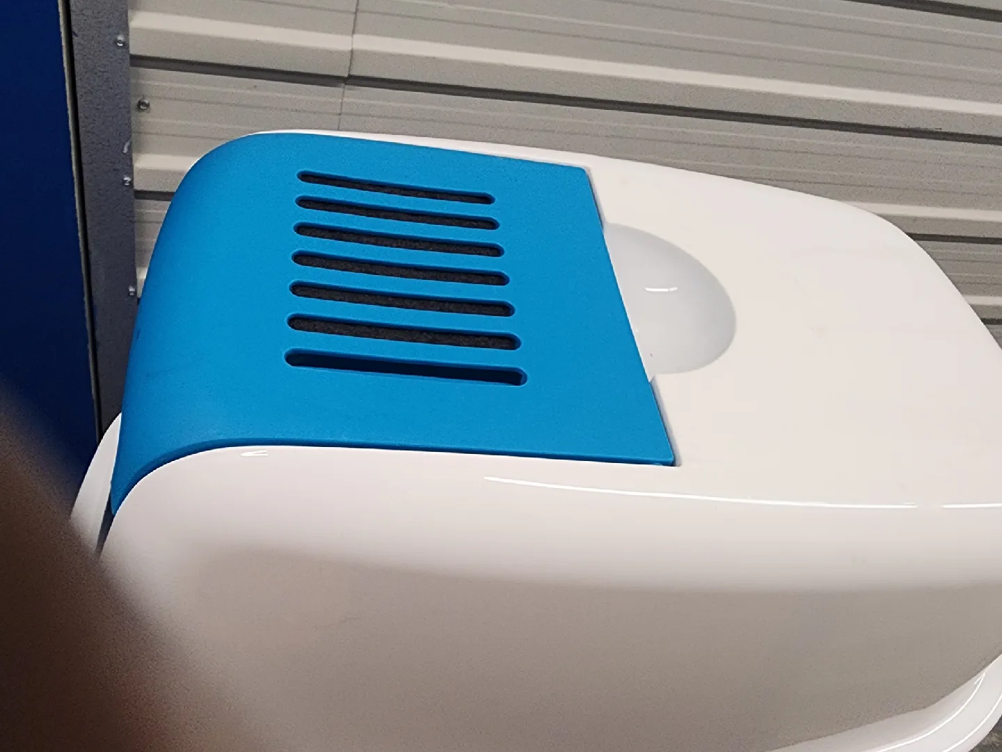 Cozy Pet Bed & Blue/White Cat Litter Box image indicator(4)