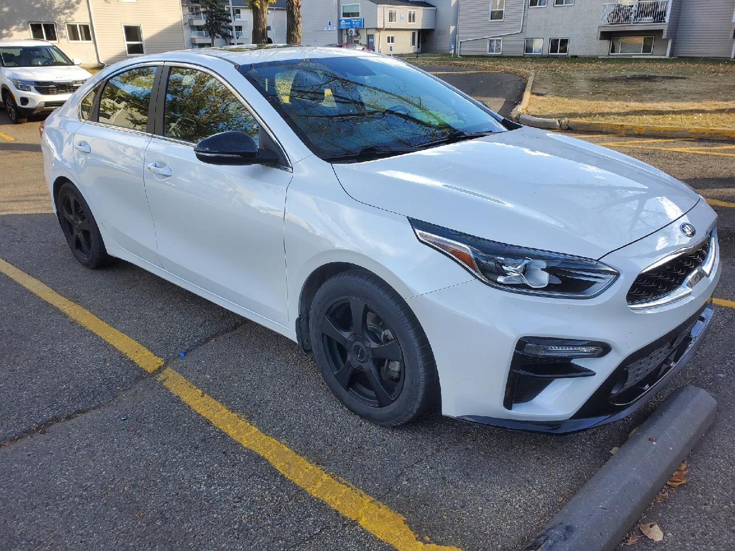 Kia Forte EX - White Sedan image indicator(2)