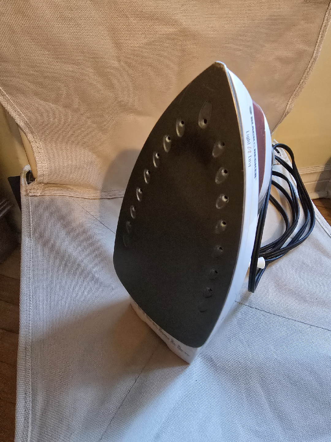Black+Decker Light 'n Easy Iron - photo 2