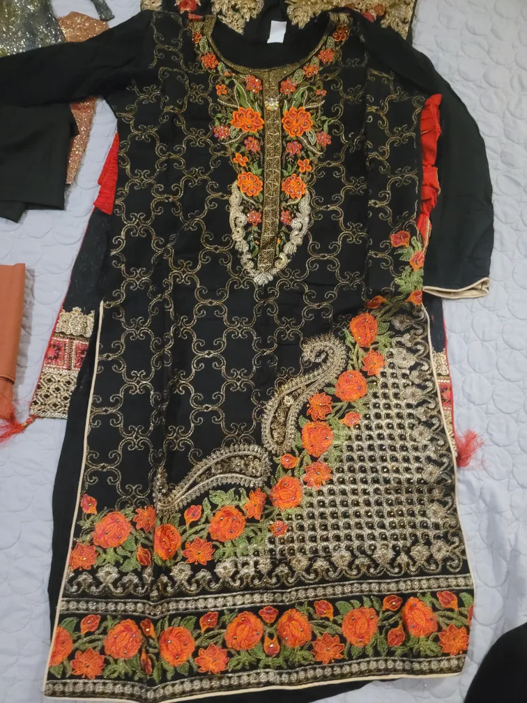 Traditional Dresses image indicator(4)