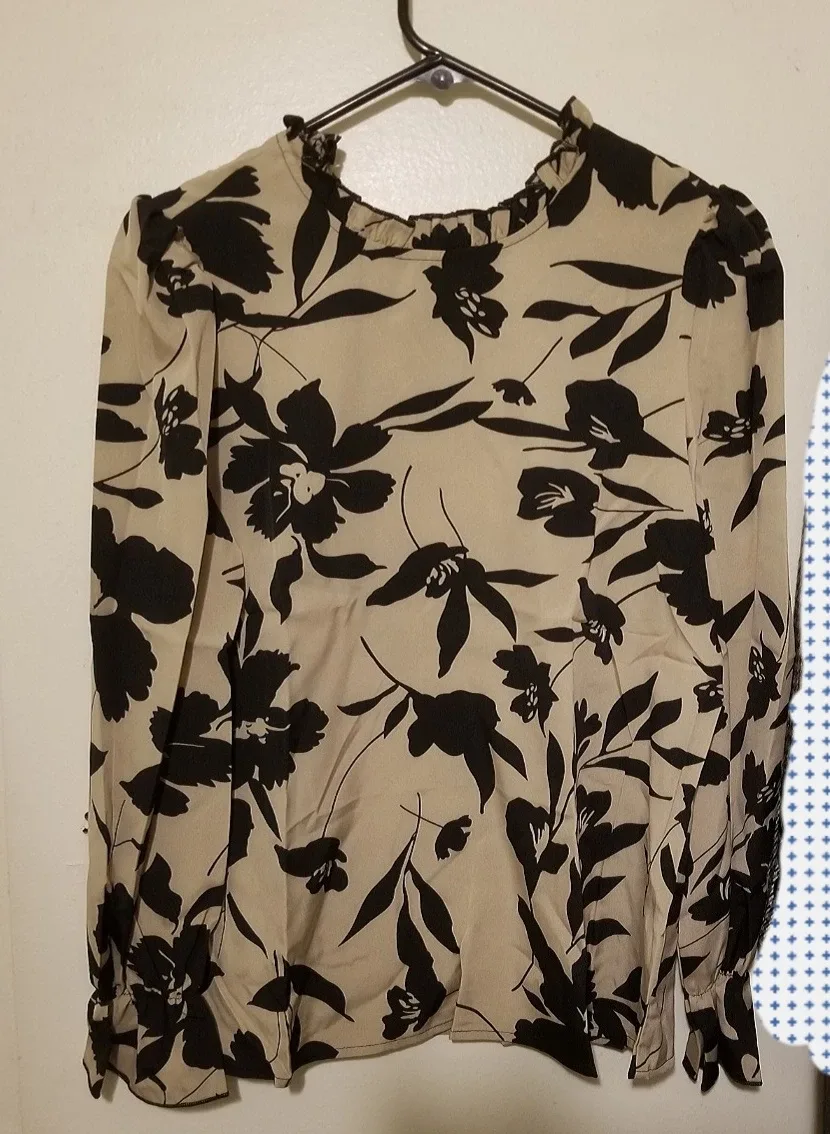 NWOT NWOT Women's Floral Print Ruffle Trim Long Sleeve Blouse image indicator(4)