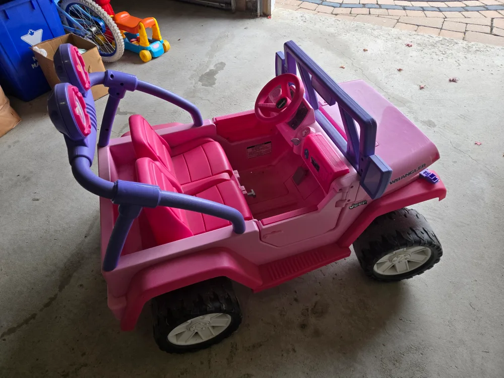 Pink Jeep Wrangler Ride-On Car image indicator(2)