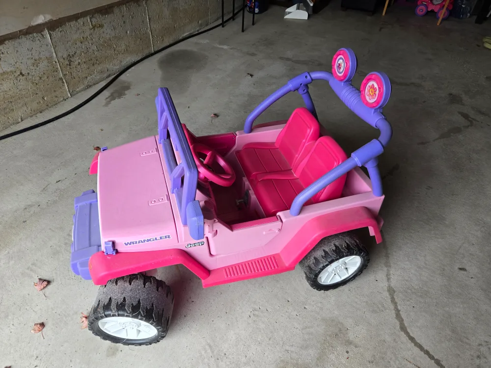 Pink Jeep Wrangler Ride-On Car image indicator(3)