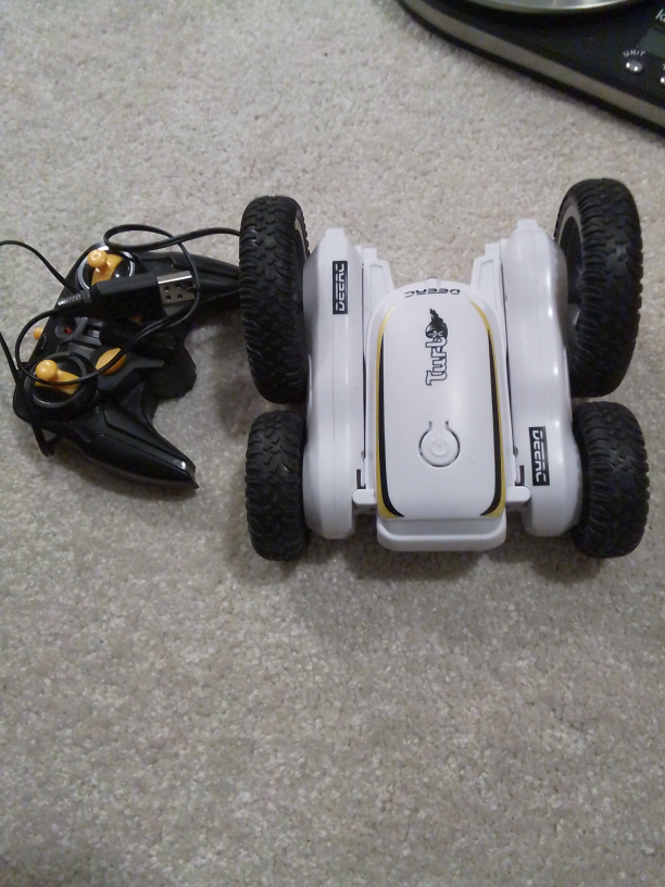 DEERC Turbo Twister RC Stunt Car - photo 3