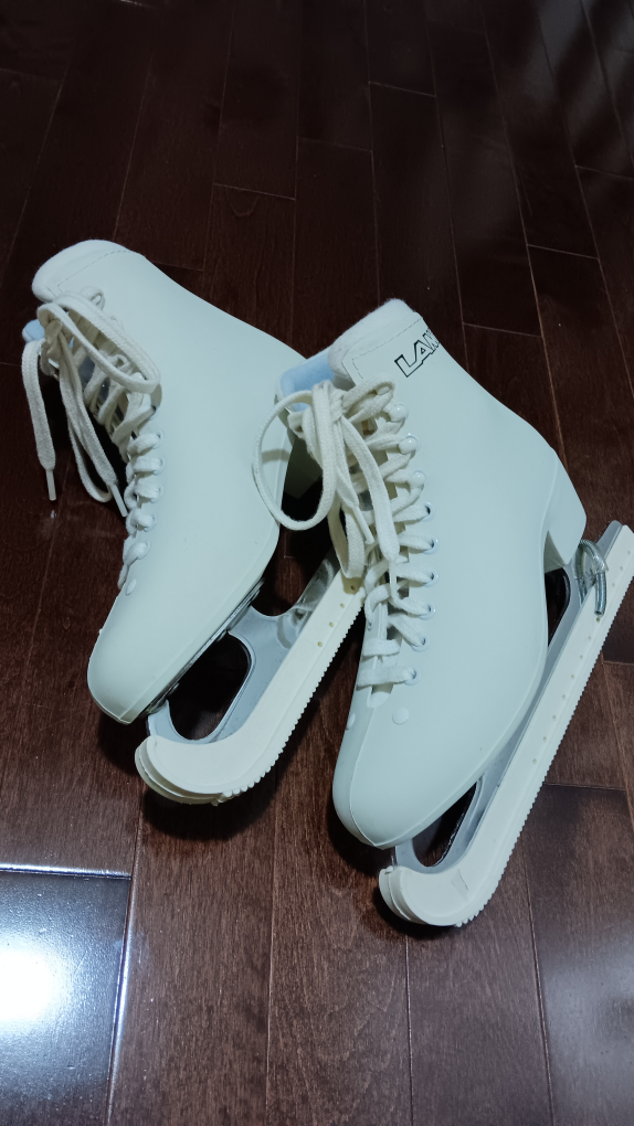 Size 6 Figure Skates in Excellent Condition - photo 3