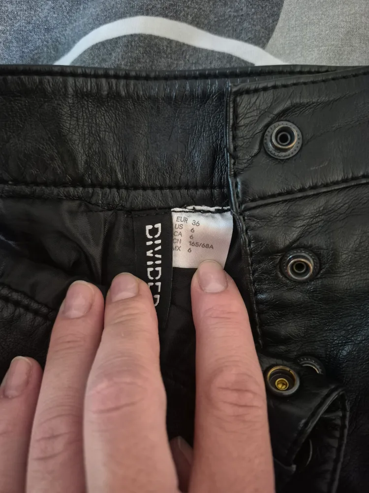 H&M Divided Faux Leather Skirt - Size 6 image indicator(3)