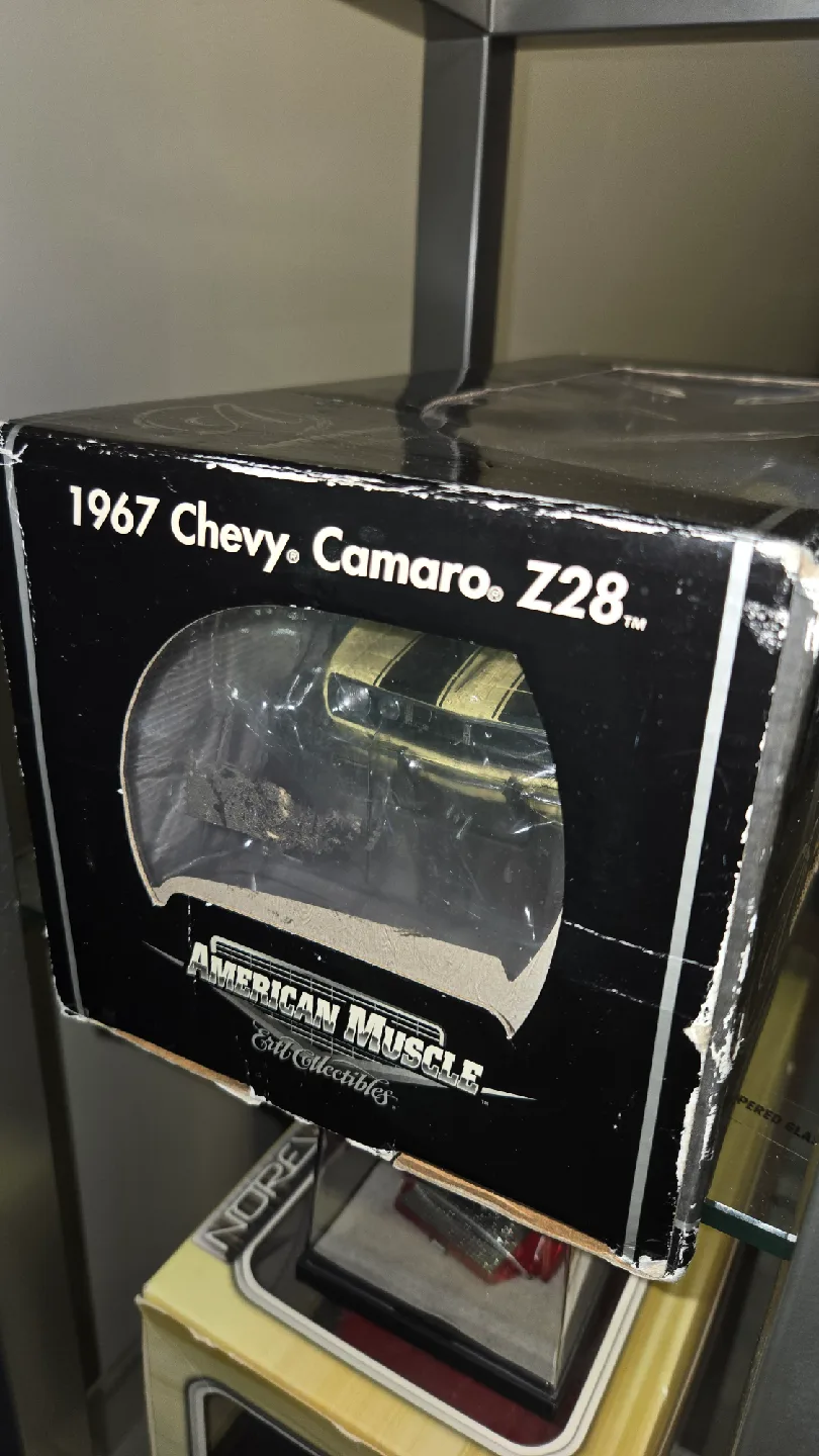 ERTL American Muscle 1967 Chevy Camaro Z28 Diecast 1:18 scale. image indicator(5)