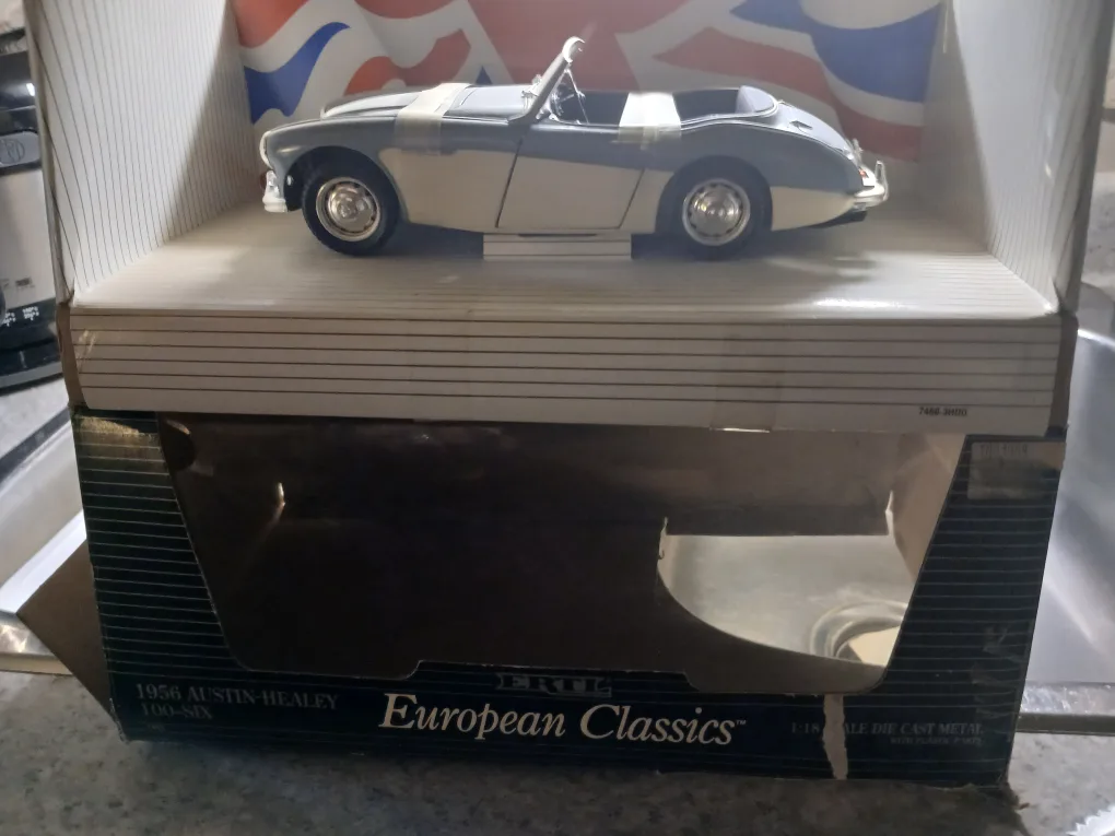 ERTL 1956 Austin-Healey 100-Six Diecast Car 1:18 image indicator(3)